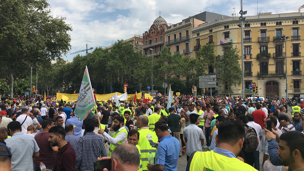 Multitudinaria protesta en Barcelona contra la suspensión del ´decreto Colau´