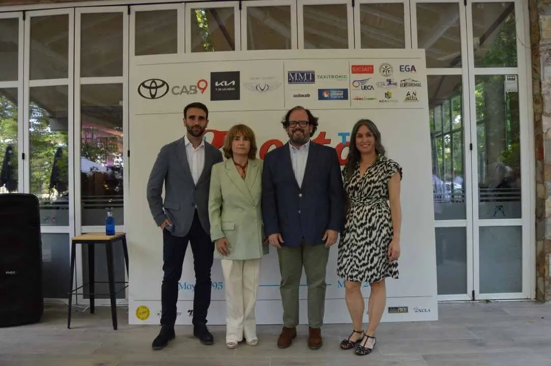 El equipo de La Gaceta del Taxi con el director general de transportes de la Comunidad de Madrid, Luis Miguel Torres