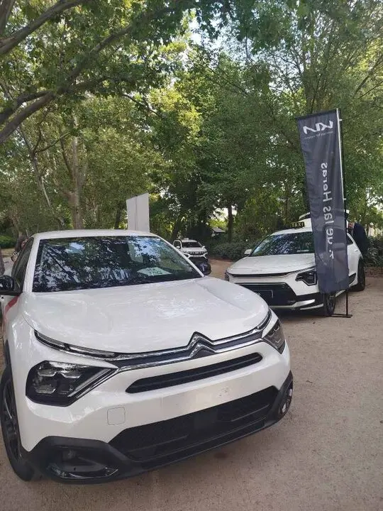 Grupo Velasco, con su Citröen ec4x y T. de las Heras, con el KIA Niro, también ofrecieron alternativas sostenibles al taxi