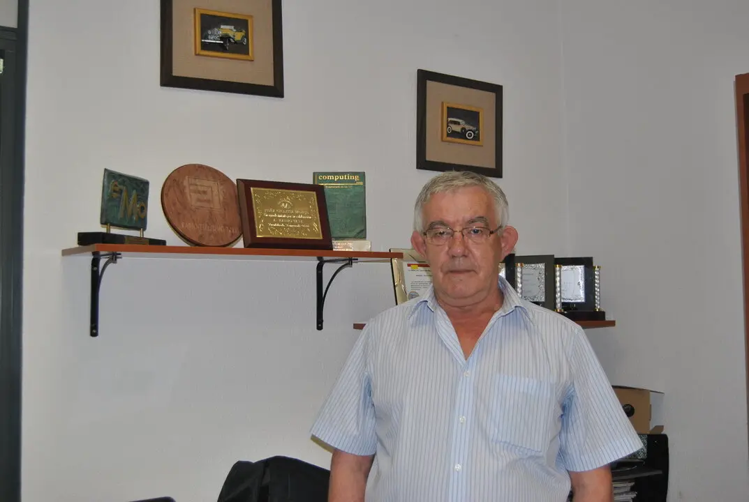 Julio Hernández, en 2013, posa con varios reconocimientos concedidos a RTTM a lo largo de su historia