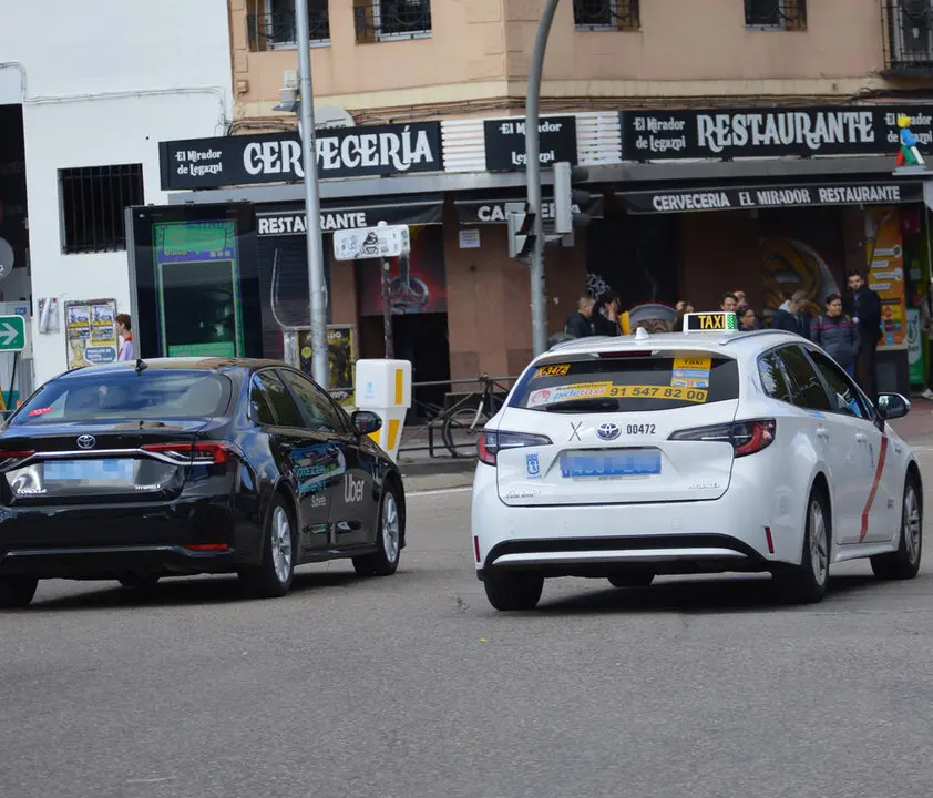 Taxi y VTC circulando por Madrid