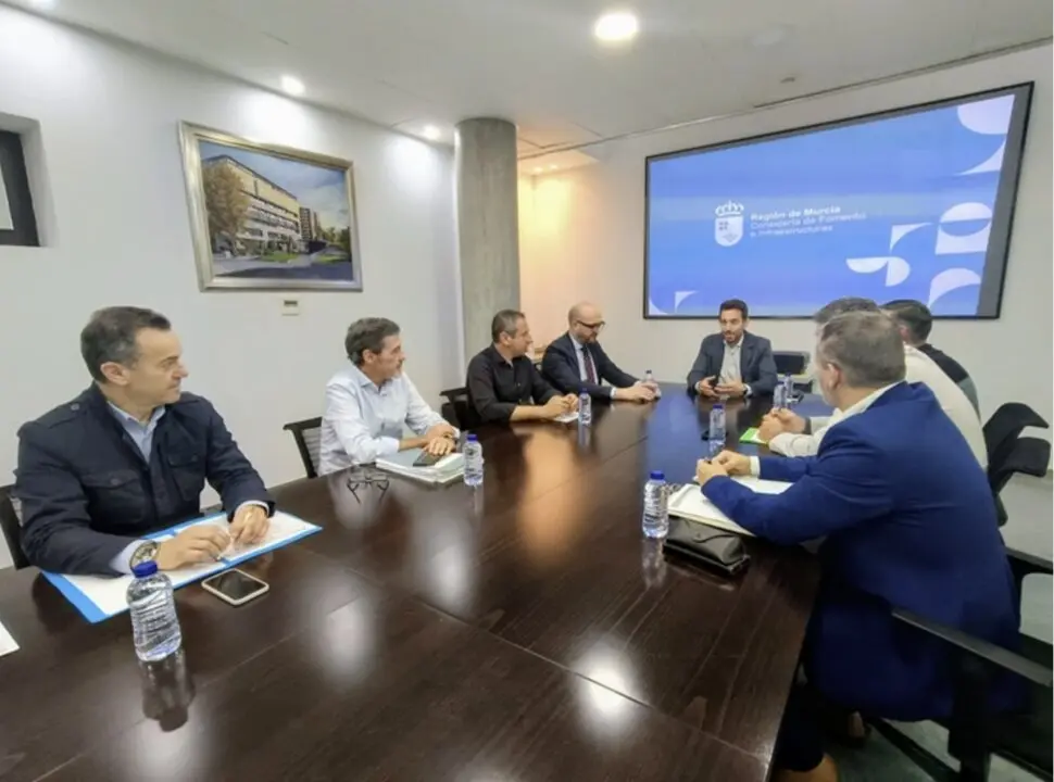 El secretario general de la Consejería de Fomento, José Francisco Lajara, y el director general de Movilidad y Transporte, José Antonio Verdú, durante la reunión con representantes del sector del Taxi de Murcia y Cartagena y el Ayuntamiento de Murcia