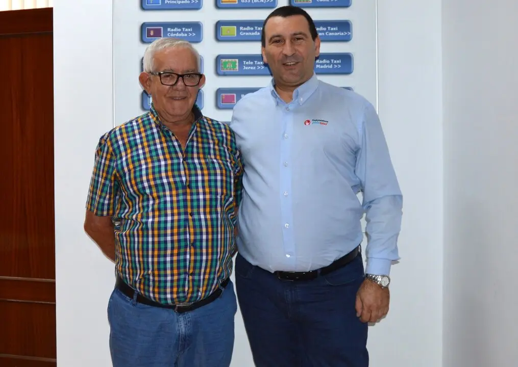 Julio Hernández, a la izquierda, ex presidente de Radioteléfono Taxi Madrid y junto al actual presidente, Andrés Veiga