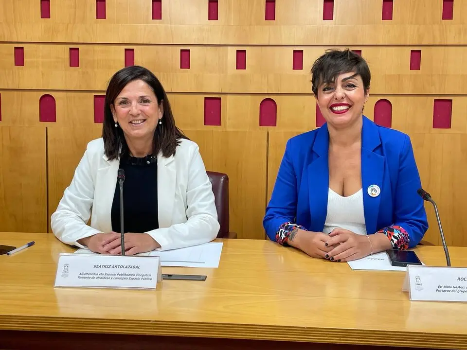 Beatriz Artolazabal, teniente de alcaldesa y concejala de Espacio Público y Barrios y la portavoz de EH Bildu Rocio Vitero