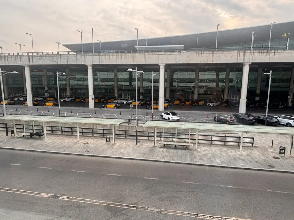 El nuevo espacio destinado a VTC en el aeropuerto. Imagen: Élite Barcelona.