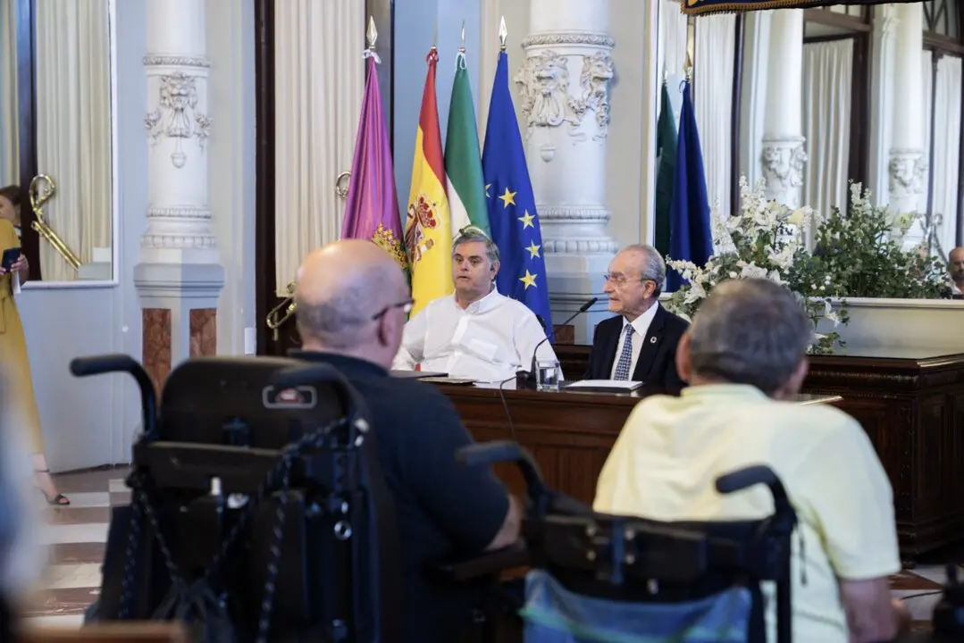 El Ayuntamiento y Fundación ONCE firman un protocolo para mejorar el eurotaxi