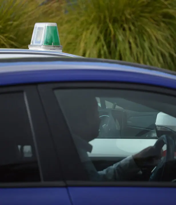 Un taxi y una VTC circulando
