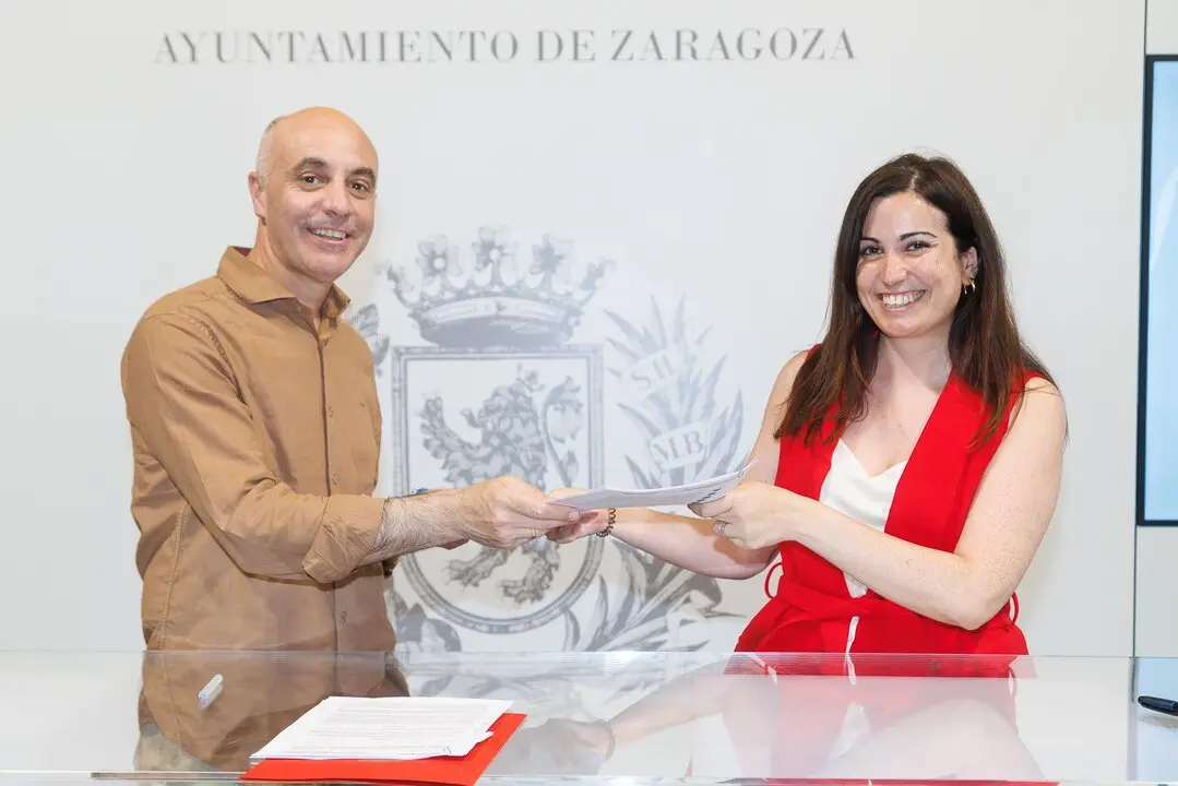 Sergio Artal, de la Cooperativa de Auto-Taxi de Zaragoza y la consejera de Medio Ambiente y Movilidad, Tatiana Gaudes