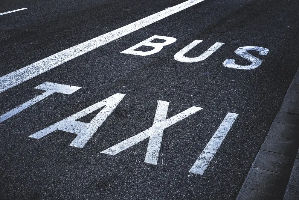 Carril bus-taxi  M&aacute;s im&aacute;genes en <a href="https://depositphotos.com/es/" target="_blank" rel="noopener noreferrer">Depositphotos Espa&ntilde;a</a>.
    </figcaption>
  </figure>