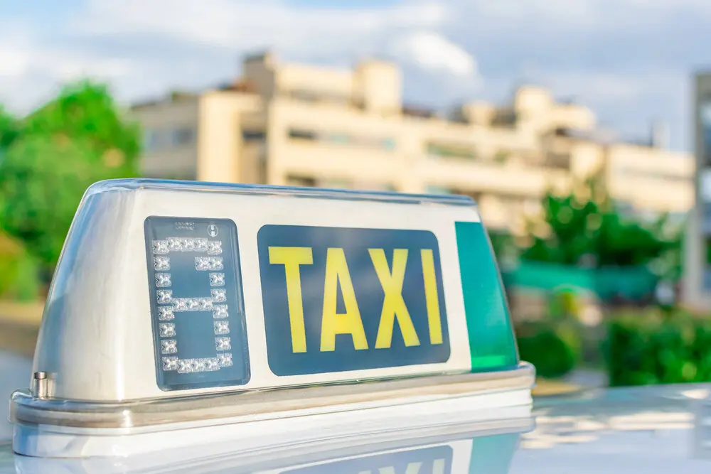 Luminoso taxi  Más imágenes en <a href="https://depositphotos.com/es/" target="_blank" rel="noopener noreferrer">Depositphotos España</a>.
    </figcaption>
  </figure>