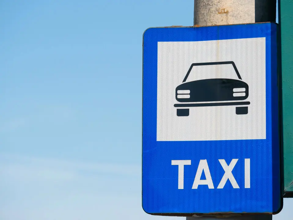 Señal taxi Más imágenes en <a href="https://depositphotos.com/es/" target="_blank" rel="noopener noreferrer">Depositphotos España</a>.
</figcaption>
</figure>