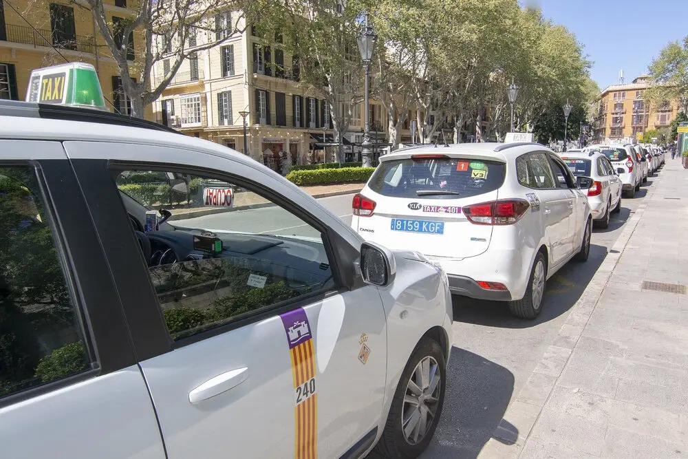 Taxis de Palma de Mallorca Más imágenes en <a href="https://depositphotos.com/es/" target="_blank" rel="noopener noreferrer">Depositphotos España</a>.
</figcaption>
</figure>