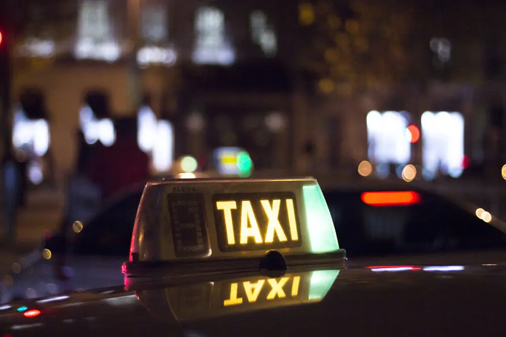 Taxi durante la noche Más imágenes en <a href="https://depositphotos.com/es/" target="_blank" rel="noopener noreferrer">Depositphotos España</a>.
    </figcaption>
  </figure>