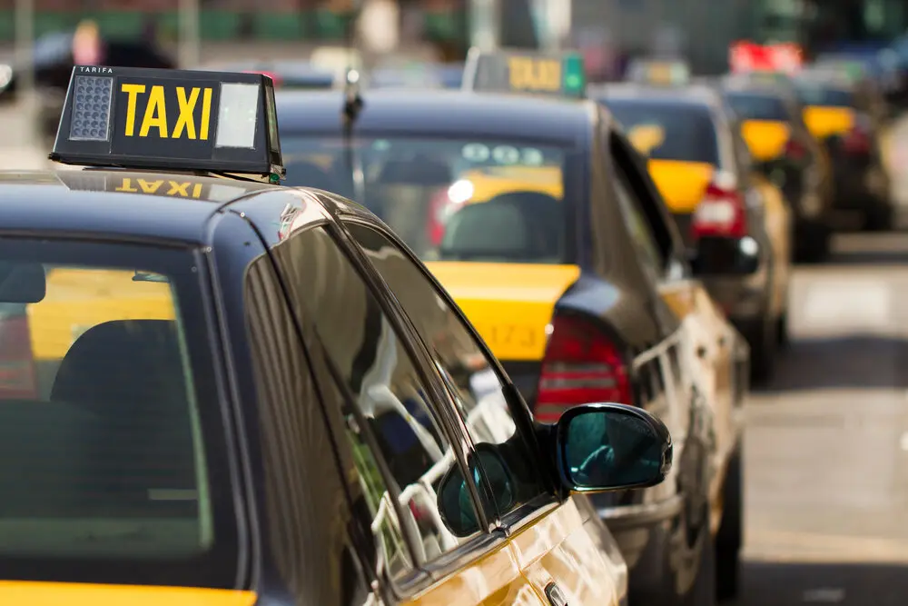 Taxi de Barcelona Más imágenes en <a href="https://depositphotos.com/es/" target="_blank" rel="noopener noreferrer">Depositphotos España</a>.
</figcaption>
</figure>