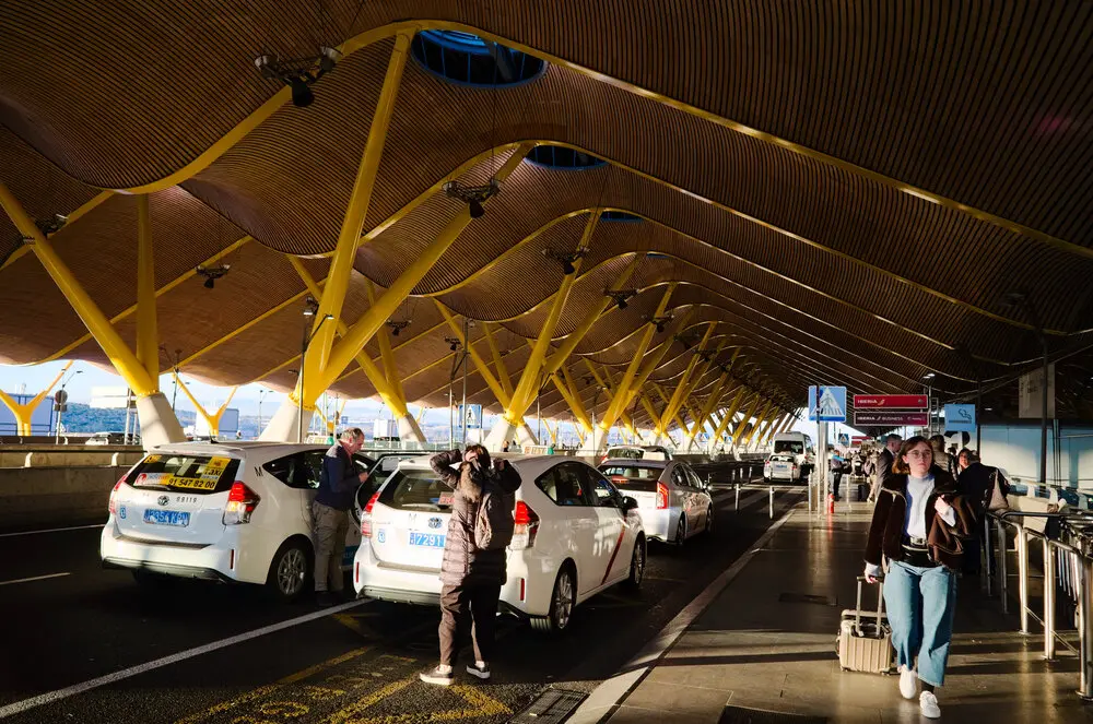 Taxis en el aeropuerto de Madrid-Barajas Más imágenes en <a href="https://depositphotos.com/es/" target="_blank" rel="noopener noreferrer">Depositphotos España</a>.
</figcaption>
</figure>