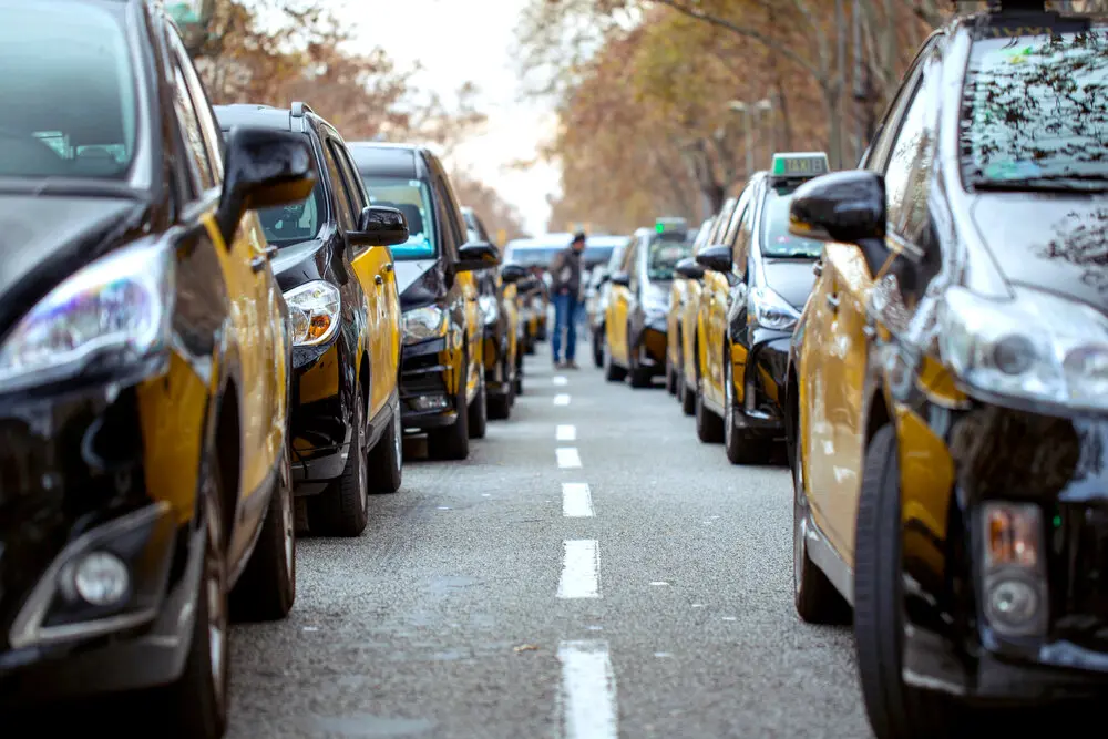 Taxis de Barcelona Más imágenes en <a href="https://depositphotos.com/es/" target="_blank" rel="noopener noreferrer">Depositphotos España</a>.
    </figcaption>
  </figure>