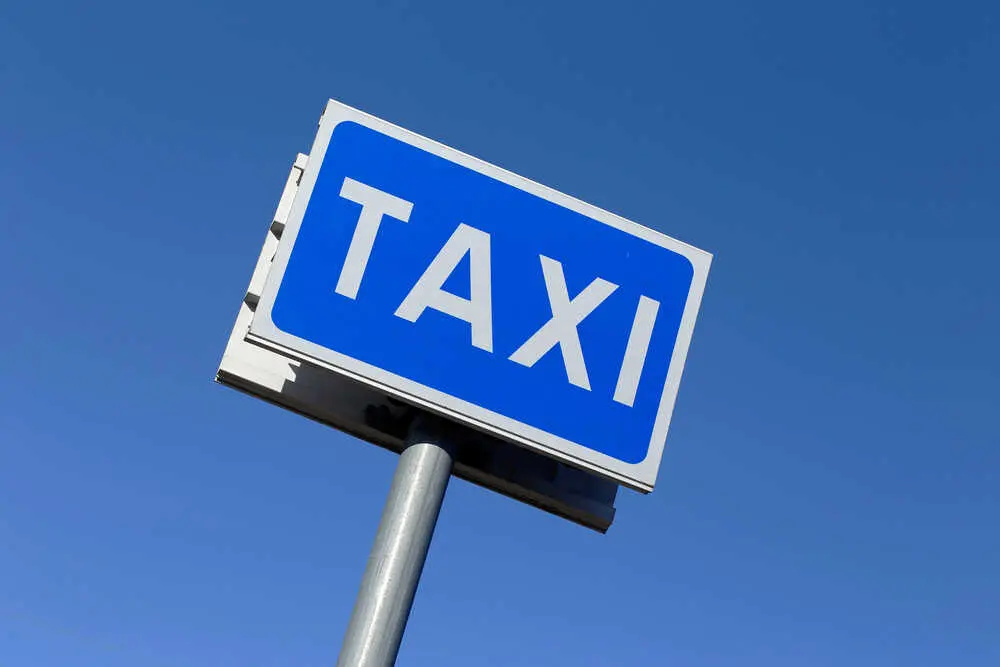 Señal de taxi Más imágenes en <a href="https://depositphotos.com/es/" target="_blank" rel="noopener noreferrer">Depositphotos España</a>.
    </figcaption>
  </figure>