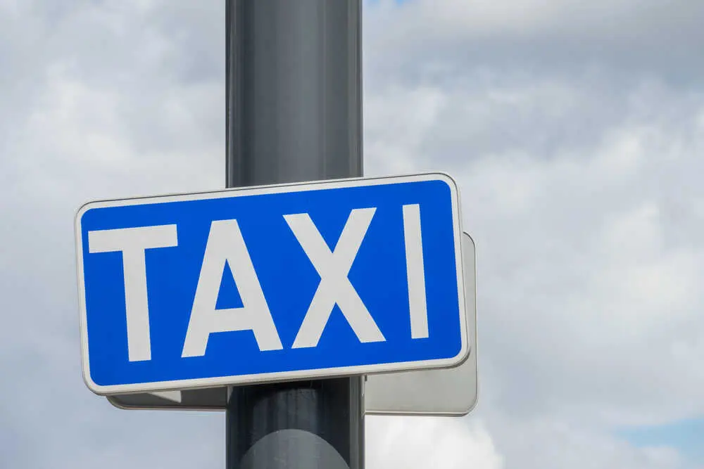 Señal de taxi Más imágenes en <a href="https://depositphotos.com/es/" target="_blank" rel="noopener noreferrer">Depositphotos España</a>.
    </figcaption>
  </figure>