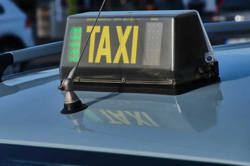 Luminoso de taxi Más imágenes en <a href="https://depositphotos.com/es/" target="_blank" rel="noopener noreferrer">Depositphotos España</a>.
    </figcaption>
  </figure>