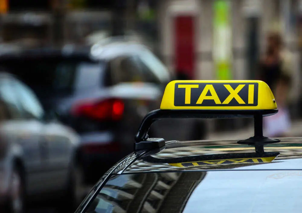 Luminoso de taxi Más imágenes en <a href="https://depositphotos.com/es/" target="_blank" rel="noopener noreferrer">Depositphotos España</a>.
    </figcaption>
  </figure>