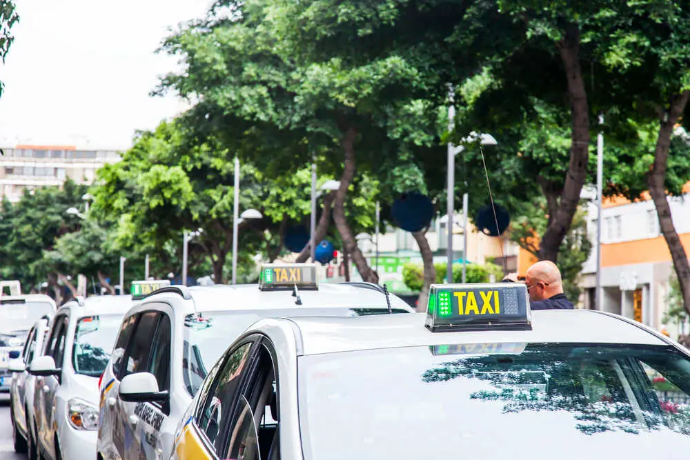 Taxis de Las Palmas de Gran Canaria Más imágenes en <a href="https://depositphotos.com/es/" target="_blank" rel="noopener noreferrer">Depositphotos España</a>.
    </figcaption>
  </figure>