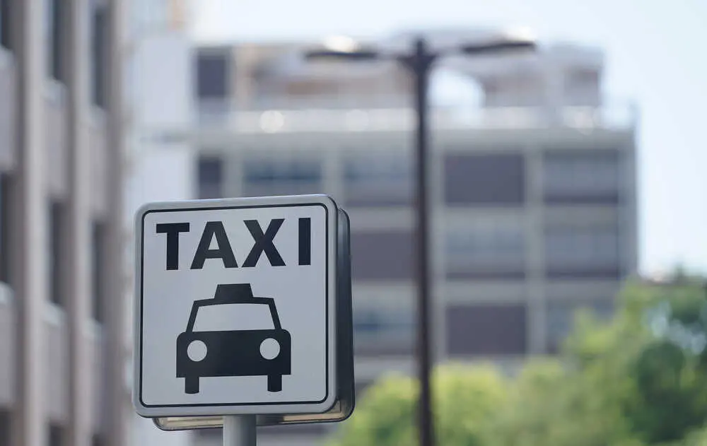 Señal de taxi Más imágenes en <a href="https://depositphotos.com/es/" target="_blank" rel="noopener noreferrer">Depositphotos España</a>.
</figcaption>
</figure>