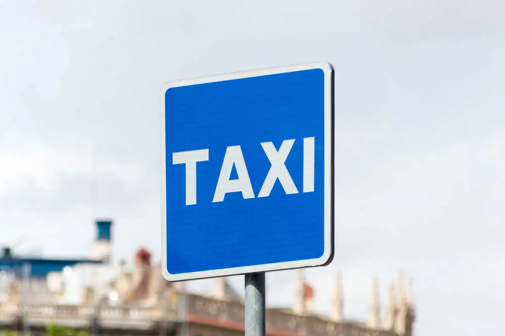 Señal de taxi Más imágenes en <a href="https://depositphotos.com/es/" target="_blank" rel="noopener noreferrer">Depositphotos España</a>.
    </figcaption>
  </figure>
