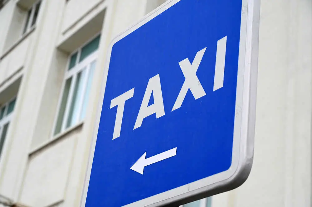 Señal de taxi Más imágenes en <a href="https://depositphotos.com/es/" target="_blank" rel="noopener noreferrer">Depositphotos España</a>.
    </figcaption>
  </figure>