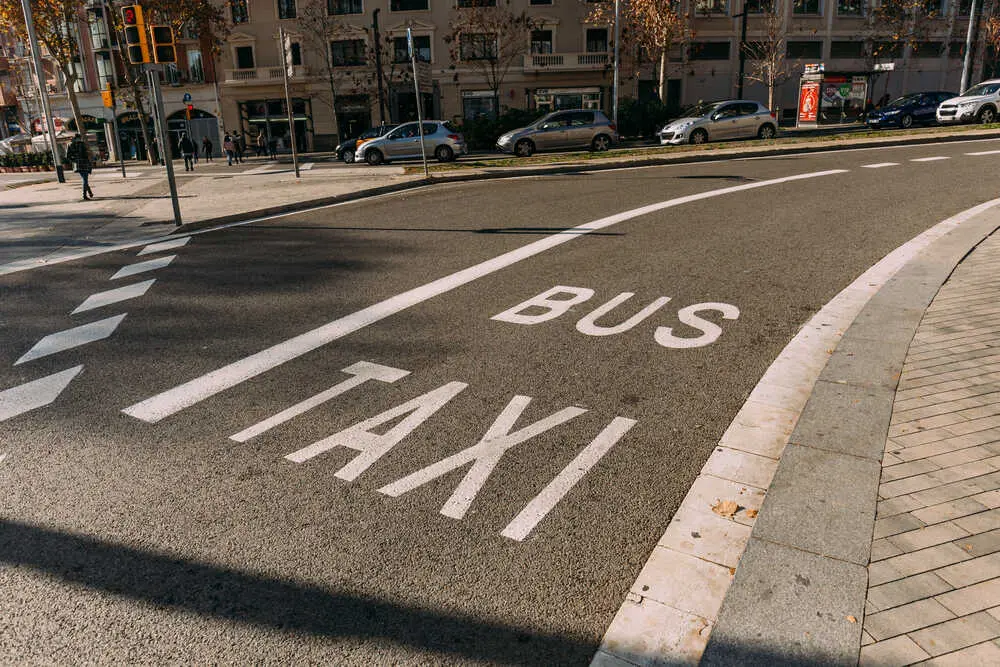 Carril taxi Más imágenes en <a href="https://depositphotos.com/es/" target="_blank" rel="noopener noreferrer">Depositphotos España</a>.
    </figcaption>
  </figure>