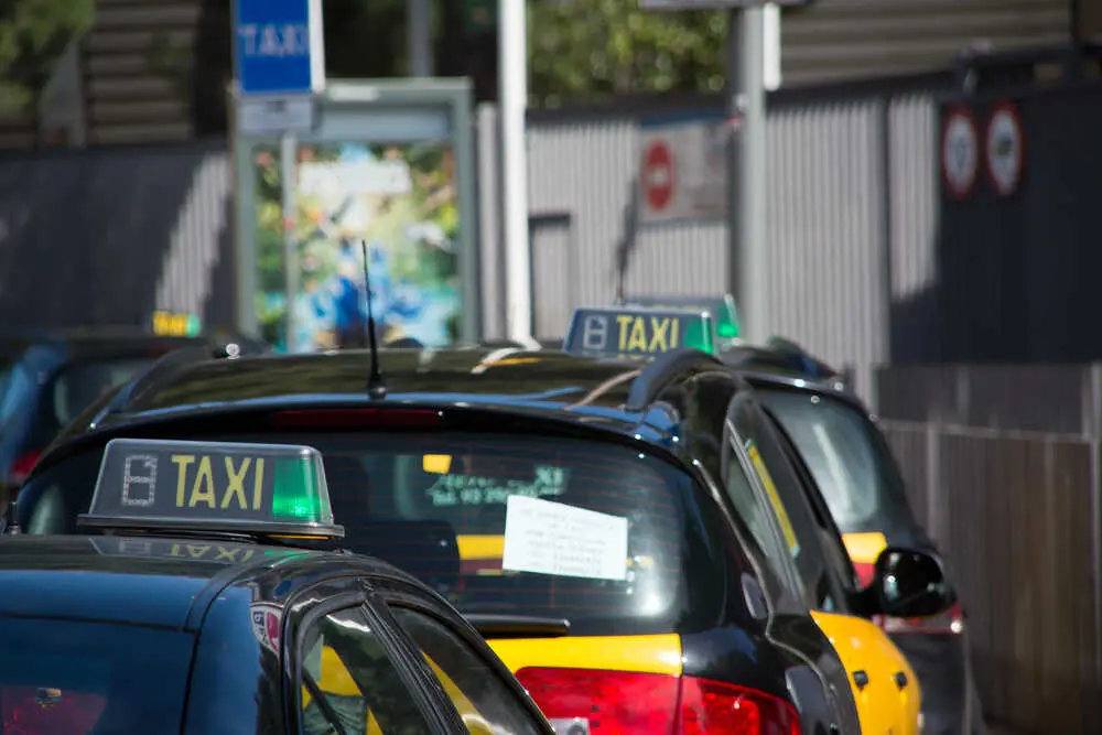 Taxis de Barcelona Más imágenes en <a href="https://depositphotos.com/es/" target="_blank" rel="noopener noreferrer">Depositphotos España</a>.
    </figcaption>
  </figure>