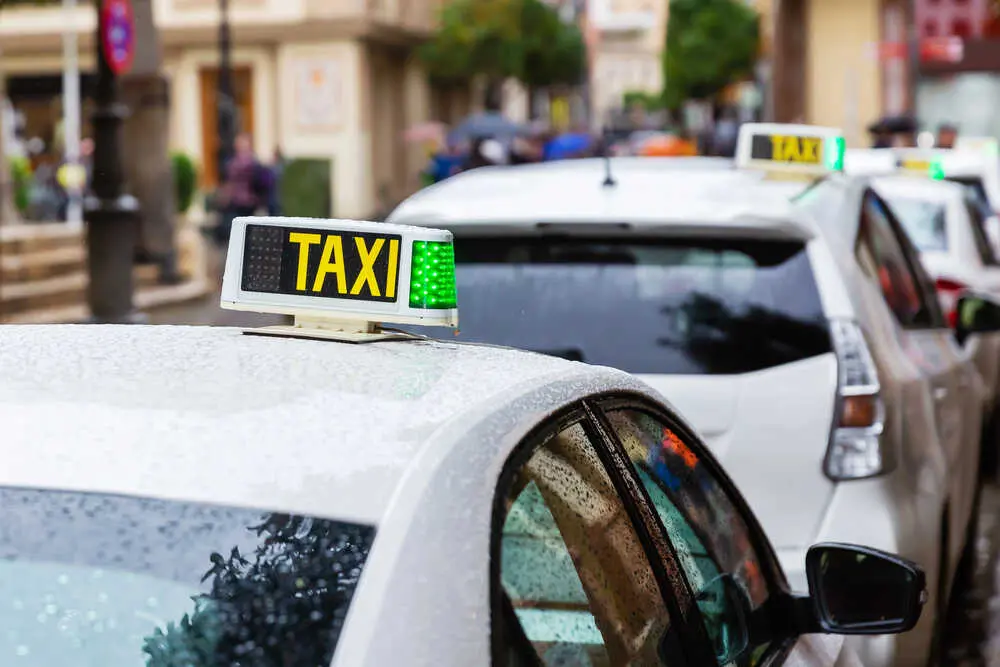 Taxis en Sevilla Más imágenes en <a href="https://depositphotos.com/es/" target="_blank" rel="noopener noreferrer">Depositphotos España</a>.
</figcaption>
</figure>
