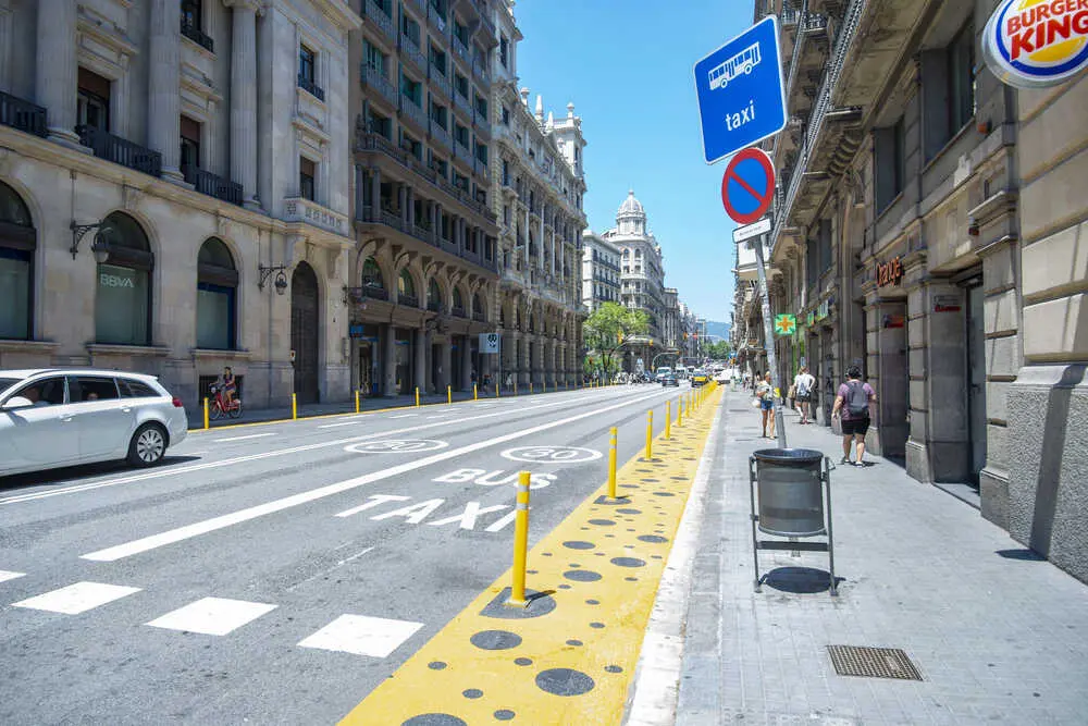 Carril bus-taxi en Barcelona Más imágenes en <a href="https://depositphotos.com/es/" target="_blank" rel="noopener noreferrer">Depositphotos España</a>.
    </figcaption>
  </figure>