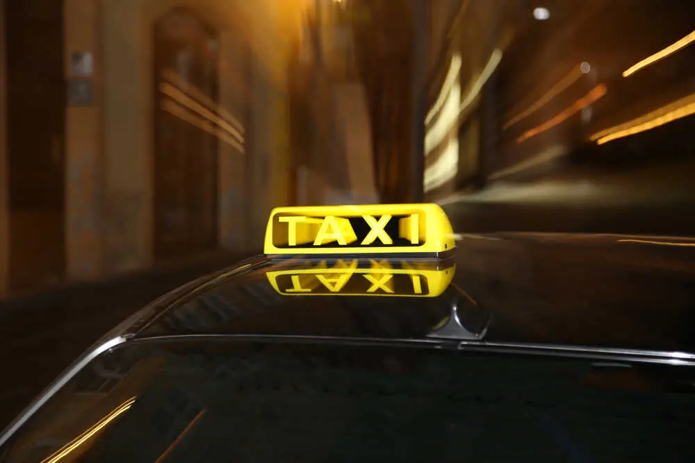 Señal de taxi Más imágenes en <a href="https://depositphotos.com/es/" target="_blank" rel="noopener noreferrer">Depositphotos España</a>.
</figcaption>
</figure>