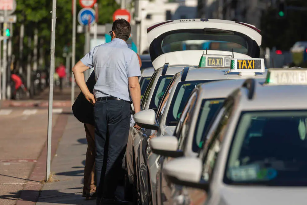 Contrato de taxis desierto Más imágenes en <a href="https://depositphotos.com/es/" target="_blank" rel="noopener noreferrer">Depositphotos España</a>.
    </figcaption>
  </figure>