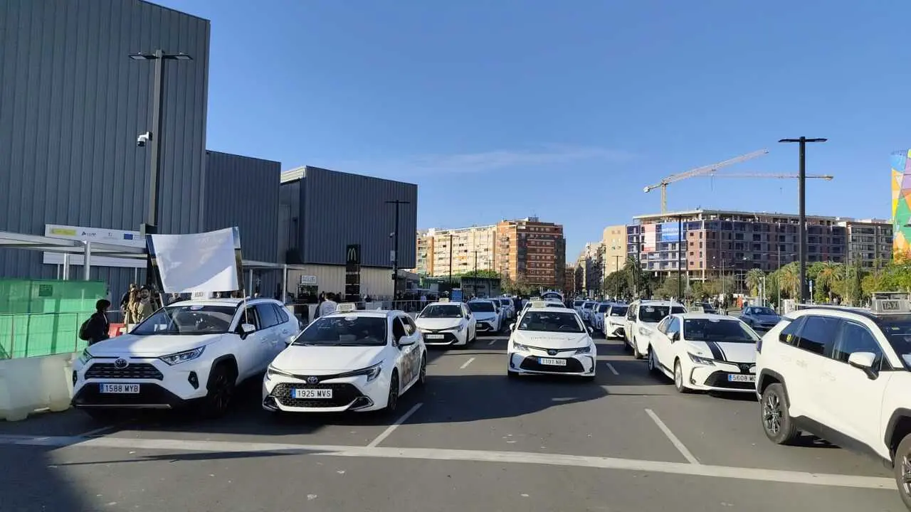 Taxistas de la Comunitat Valenciana durante la protesta.