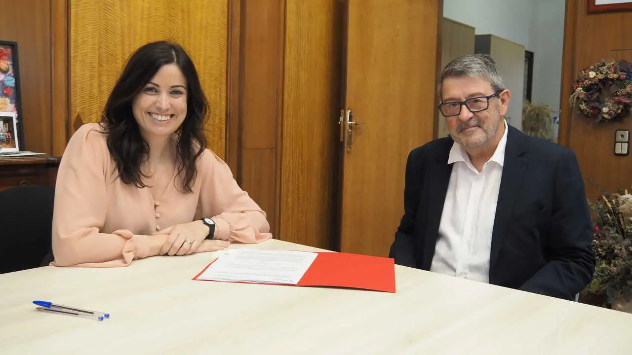 Tatiana Gaudes, consejera de Medio Ambiente y Movilidad de Zaragoza, y Miguel Aguirre, presidente de la Asociación de Taxistas. Imagen: Ayto. Zaragoza
