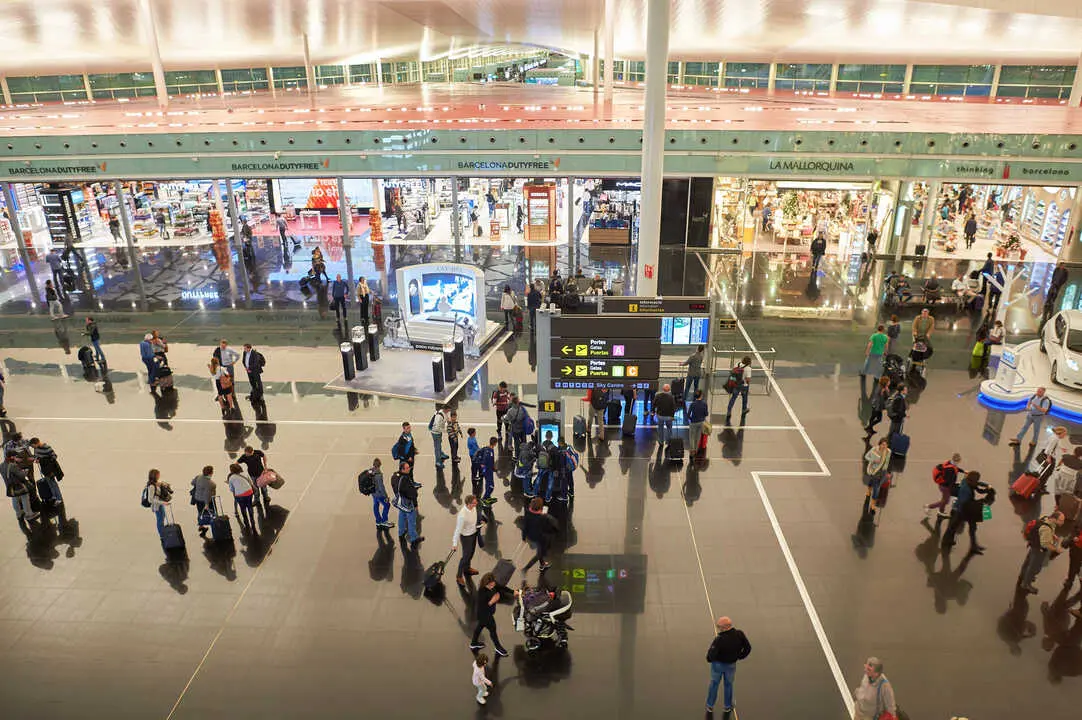 Aeropuerto Prat de Barcelona M&aacute;s im&aacute;genes en <a href="https://depositphotos.com/es/" target="_blank" rel="noopener noreferrer">Depositphotos Espa&ntilde;a</a>.
    </figcaption>
  </figure>