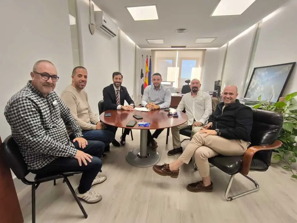 Reunión entre el sector del taxi, el consejero de Urbanismo y Transporte, Rafael Martínez Peñalver, junto al director general de Transportes, Walid Ahmed
