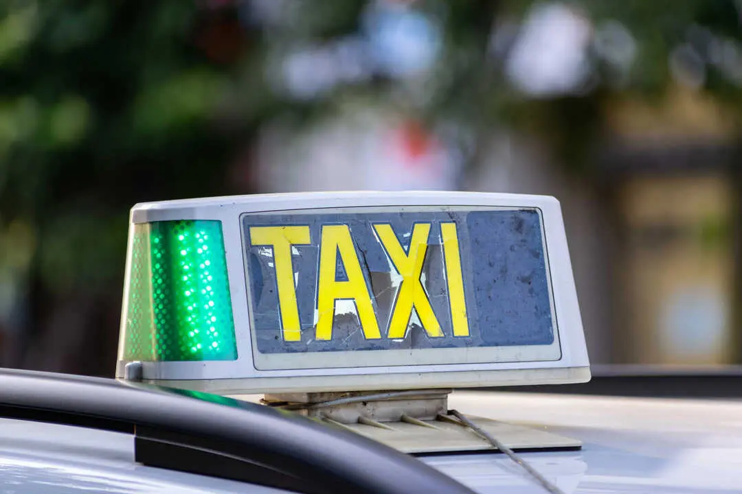 Luminoso de taxi Más imágenes en <a href="https://depositphotos.com/es/" target="_blank" rel="noopener noreferrer">Depositphotos España</a>.
    </figcaption>
  </figure>