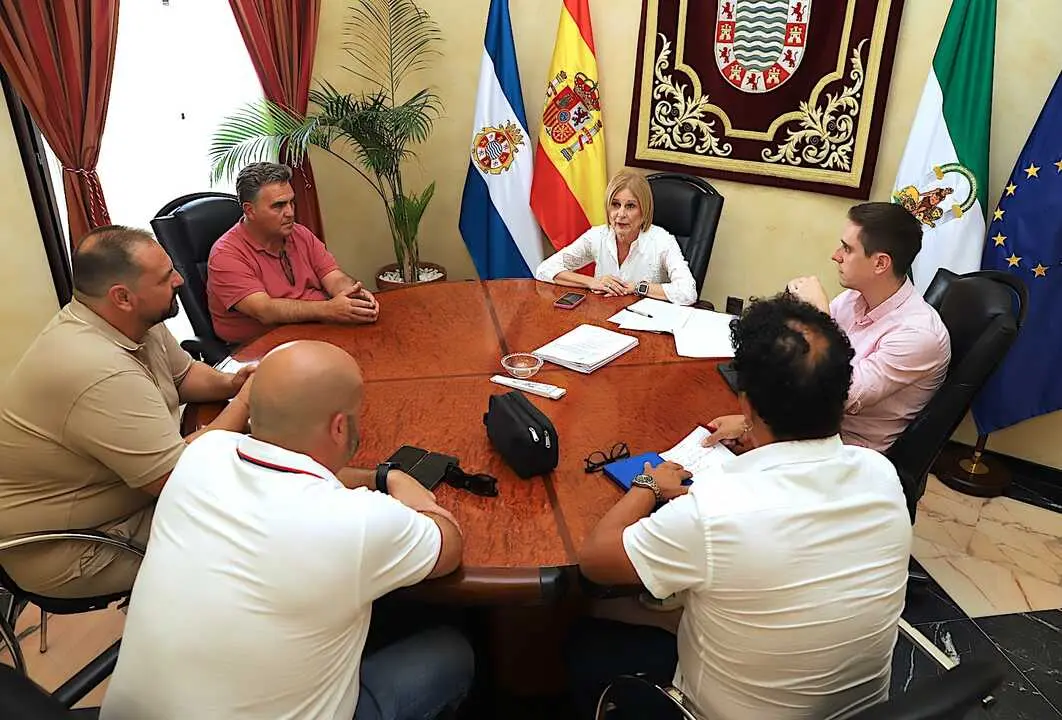 La alcaldesa de Jerez, Mar&iacute;a Jos&eacute; Garc&iacute;a-Pelayo, junto a representantes del taxi. Imagen Ayto. Jerez