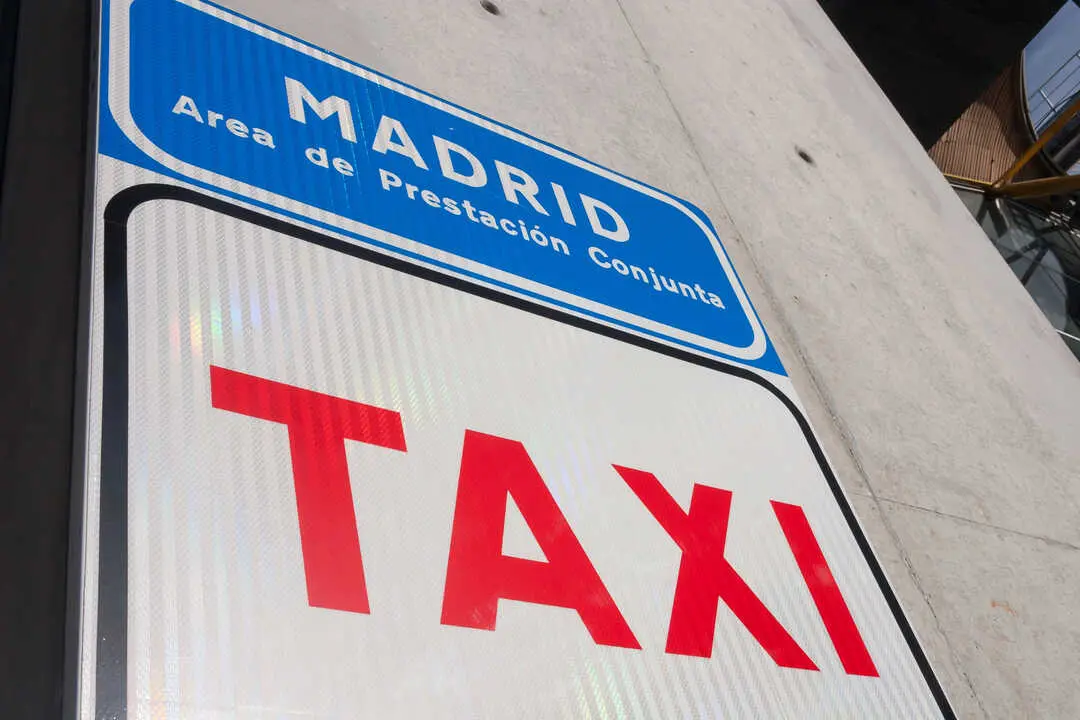Se&ntilde;al Taxi Madrid. Imagen: Depositphotos