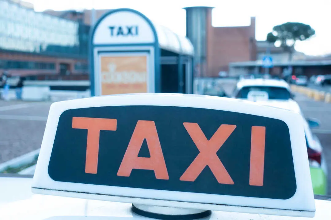 Taxi de Roma. Imagen  Depositphotos