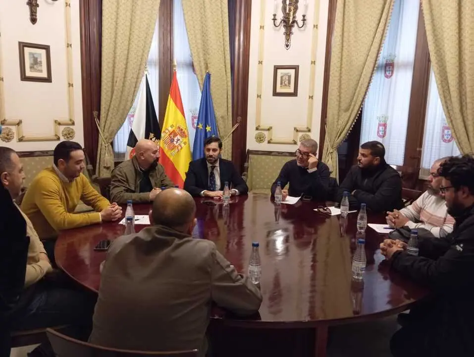 El consejero de Urbanismo y Transportes, Rafael Mart&iacute;nez Pe&ntilde;alver, y el director general de Transportes, Walid Ahmed, han mantenido una reuni&oacute;n con el sector del taxi