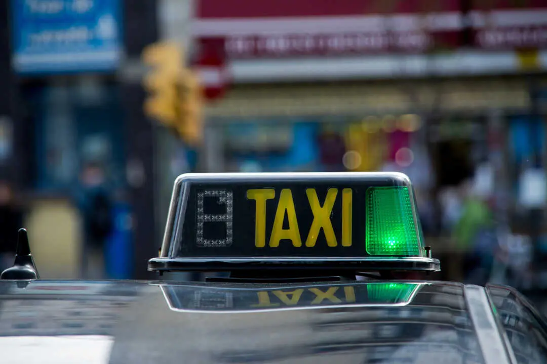 Luminoso taxi. Imagen: Depositphotos