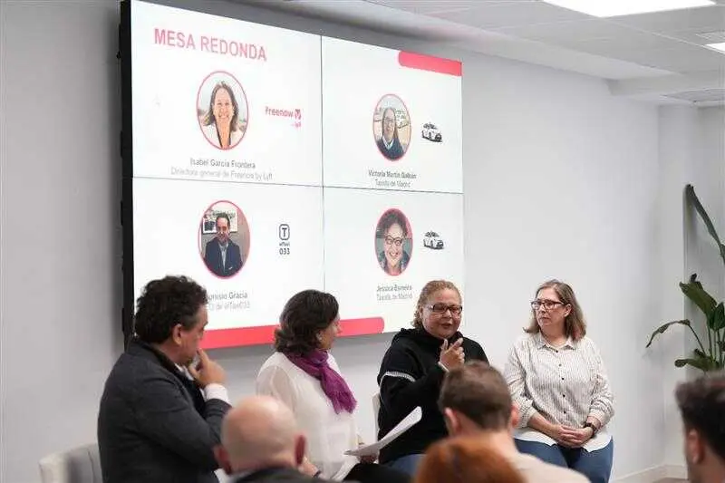 Mesa redonda con Isabel Garc&iacute;a, Dionisio Gracia y las taxistas Jessica y Victoria