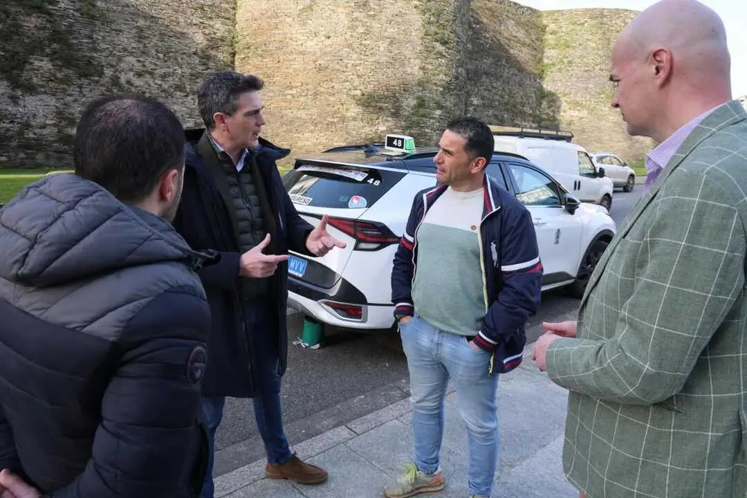 El delegado territorial de Lugo, Javier Arias, hablando con taxistas de la ciudad