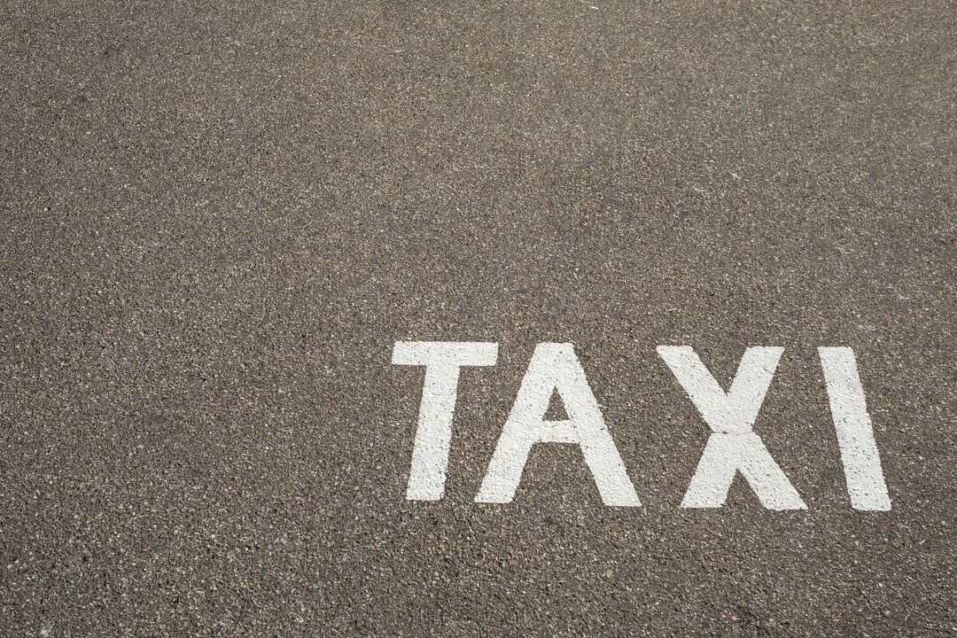 Se&ntilde;al de taxi en el suelo Imagen Depositphotos