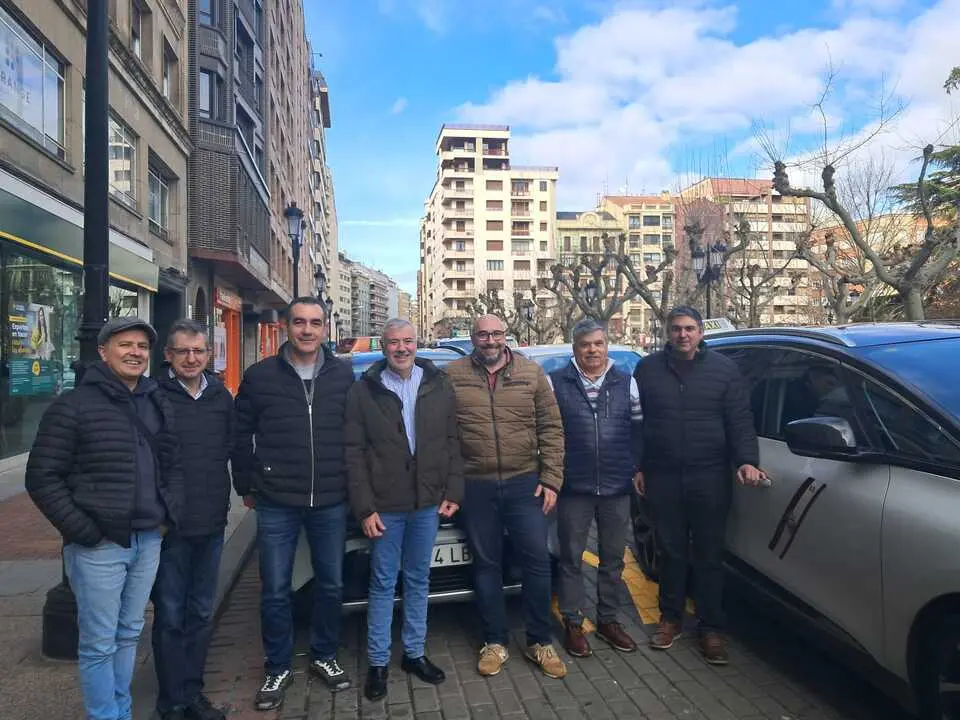 El concejal de Movilidad, &Aacute;ngel Andr&eacute;s, junto con el presidente de la Asociaci&oacute;n de Taxistas de Logro&ntilde;o, &Aacute;ngel Ortigosa