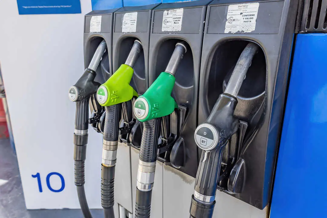 Subida de precios en los combustibles afecta directamente al taxi Depositphotos