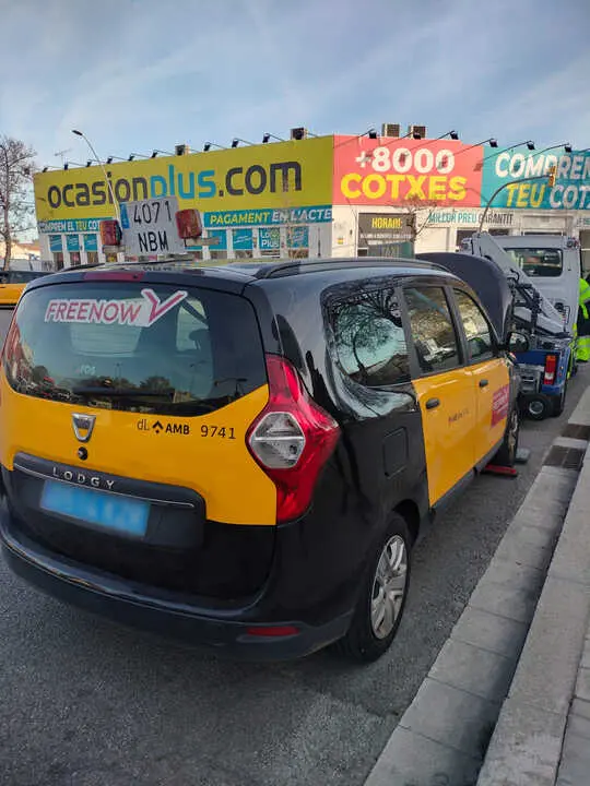 Veh&iacute;culo inmovilizado por operar de forma ilegal como taxi. Gu&agrave;rdia Urbana de Barcelona